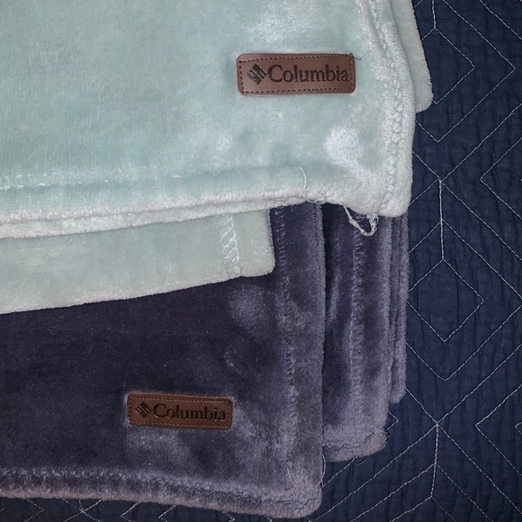 Two Columbia super plush throw blankets 50” X 60” - blue and green - Picture 2 of 4